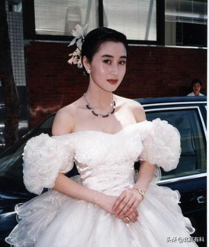 李連杰歡度聖誕「父女三人同框」露出欣慰笑容 姐妹盛裝秀身材「穿高跟鞋曬美腿」身高快超越爸爸