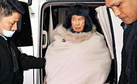 圈中孝女!58歲葉倩文低調「陪母去醫院」 「推輪椅盡孝心」凡事親力親為