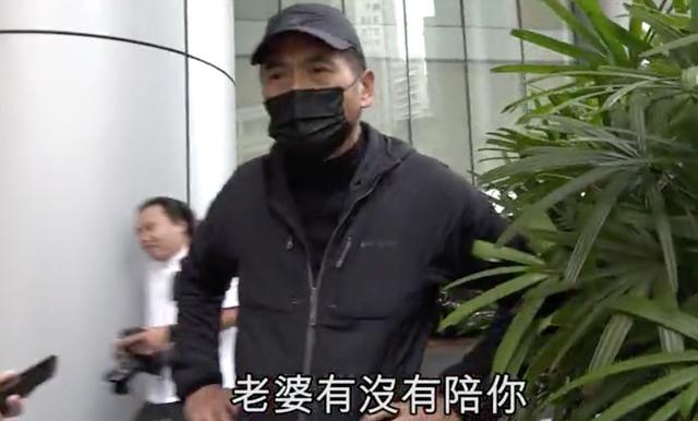 圈中孝女!58歲葉倩文低調「陪母去醫院」 「推輪椅盡孝心」凡事親力親為