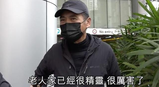 圈中孝女!58歲葉倩文低調「陪母去醫院」 「推輪椅盡孝心」凡事親力親為