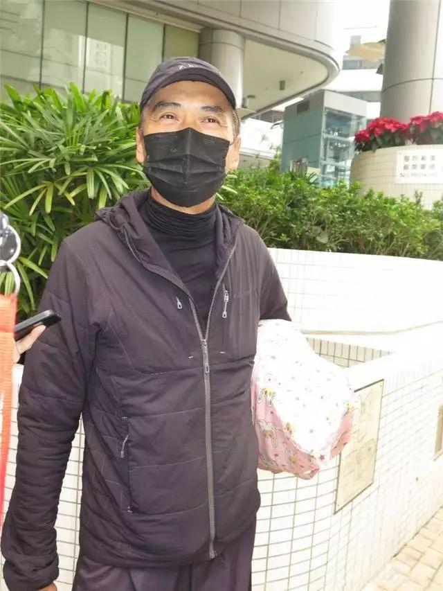 圈中孝女!58歲葉倩文低調「陪母去醫院」 「推輪椅盡孝心」凡事親力親為