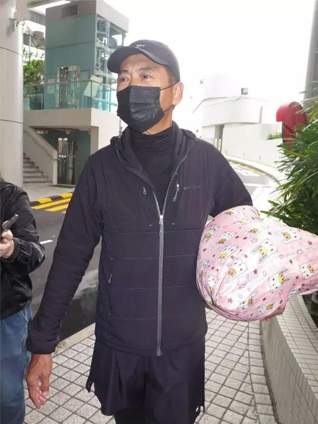 圈中孝女!58歲葉倩文低調「陪母去醫院」 「推輪椅盡孝心」凡事親力親為