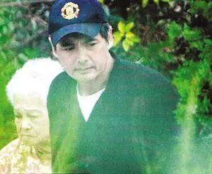 圈中孝女!58歲葉倩文低調「陪母去醫院」 「推輪椅盡孝心」凡事親力親為