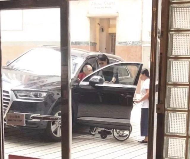 圈中孝女!58歲葉倩文低調「陪母去醫院」 「推輪椅盡孝心」凡事親力親為