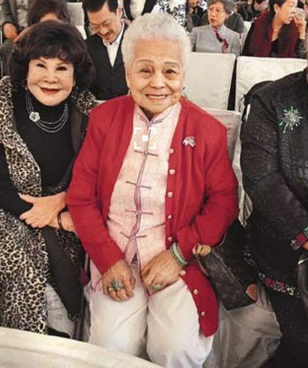 圈中孝女!58歲葉倩文低調「陪母去醫院」 「推輪椅盡孝心」凡事親力親為