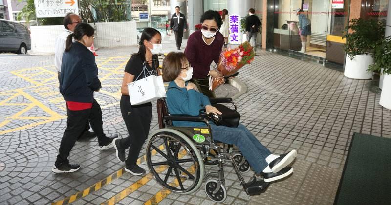 圈中孝女!58歲葉倩文低調「陪母去醫院」 「推輪椅盡孝心」凡事親力親為