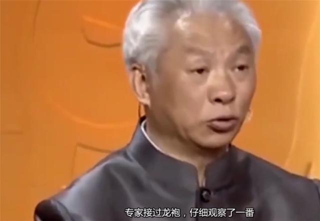 來歷不簡單！男子收拾母親遺物時，發現一件「破洞龍袍」    專家看一眼：祖上何人？