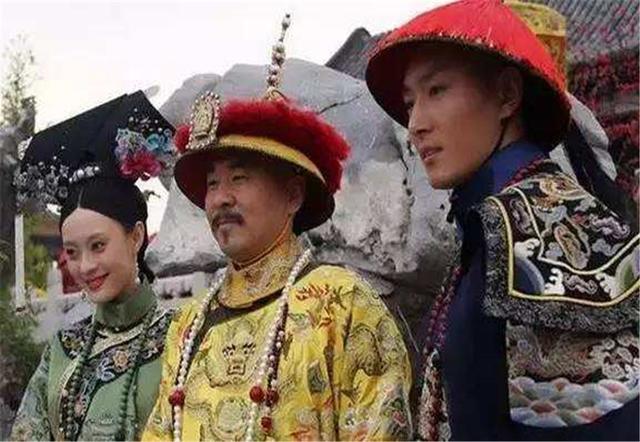 來歷不簡單！男子收拾母親遺物時，發現一件「破洞龍袍」    專家看一眼：祖上何人？