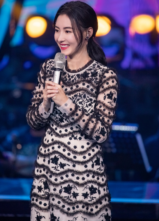 張柏芝重回歌壇！舞台裝 PK 王菲頭巾裝，輕紗長裙「宛如行走的仙女」：果然是黎姿都羨慕的人