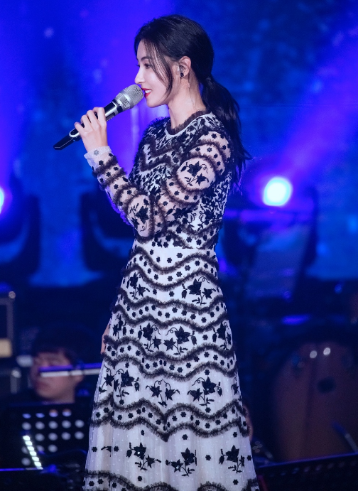 張柏芝重回歌壇！舞台裝 PK 王菲頭巾裝，輕紗長裙「宛如行走的仙女」：果然是黎姿都羨慕的人