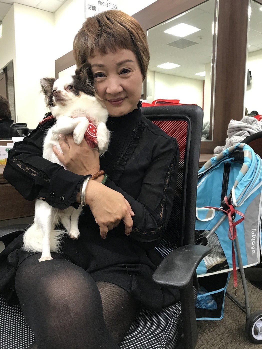 兩婚兩離！玉女始祖自訴「遭前夫家暴」孤身帶兒斷開婚姻　「不捨愛女失聯20年」鏡頭前哽咽喊話