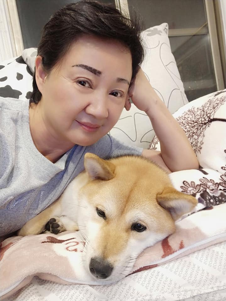 兩婚兩離！玉女始祖自訴「遭前夫家暴」孤身帶兒斷開婚姻　「不捨愛女失聯20年」鏡頭前哽咽喊話