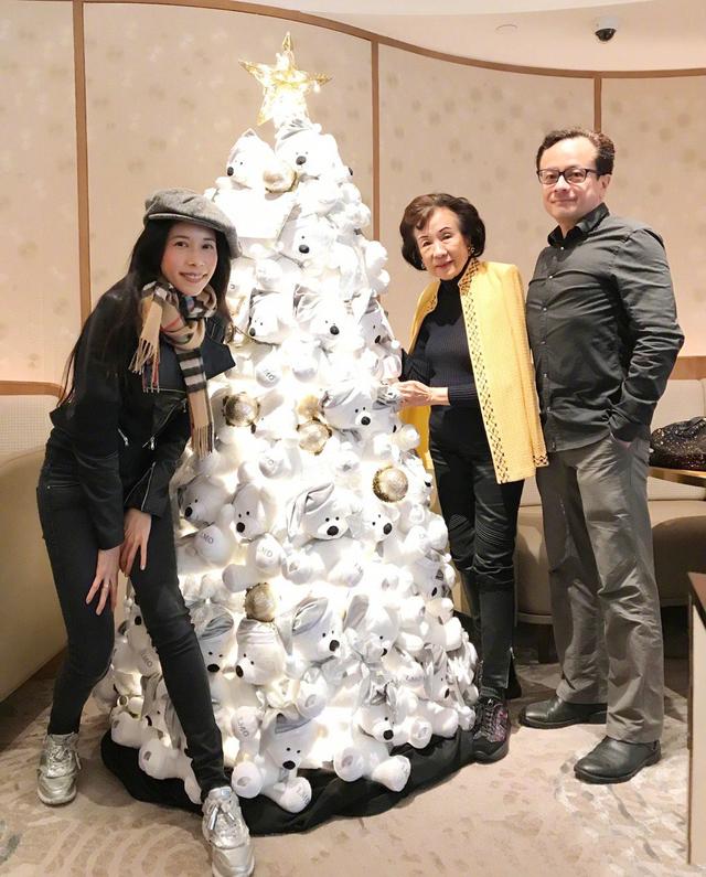 歡慶聖誕!49歲莫文蔚一家團聚「緊身衣展現好身材」 80歲母「美腿如複製貼上」髮量茂密不輸子女