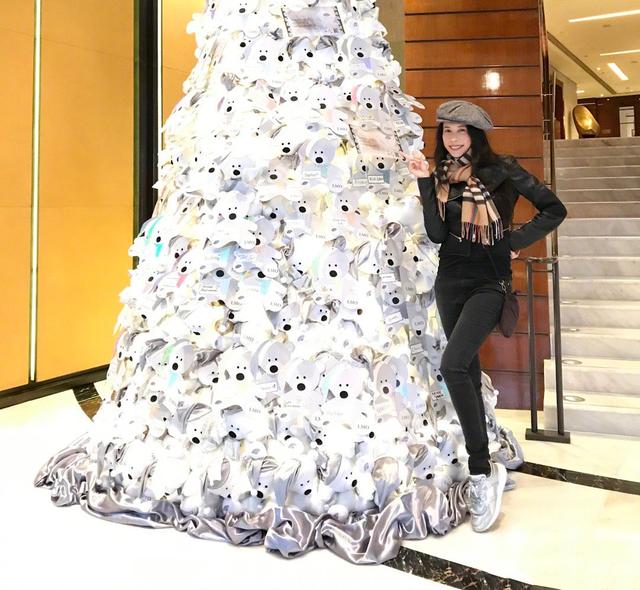 歡慶聖誕!49歲莫文蔚一家團聚「緊身衣展現好身材」 80歲母「美腿如複製貼上」髮量茂密不輸子女