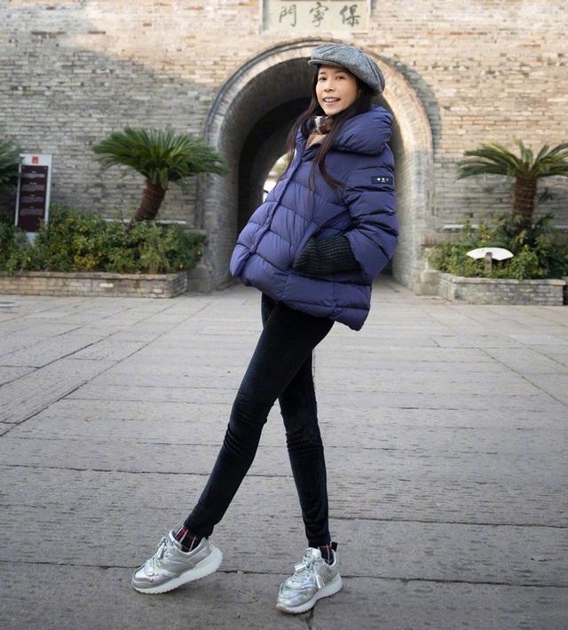 歡慶聖誕!49歲莫文蔚一家團聚「緊身衣展現好身材」 80歲母「美腿如複製貼上」髮量茂密不輸子女