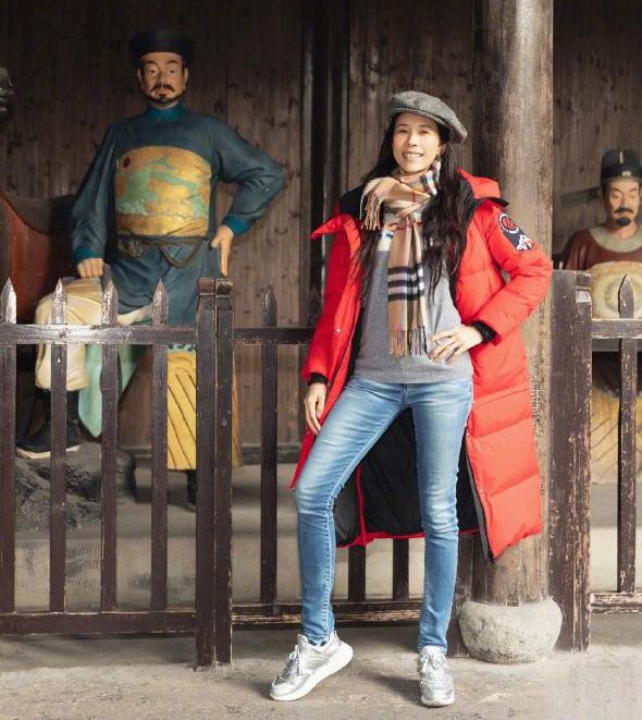 歡慶聖誕!49歲莫文蔚一家團聚「緊身衣展現好身材」 80歲母「美腿如複製貼上」髮量茂密不輸子女