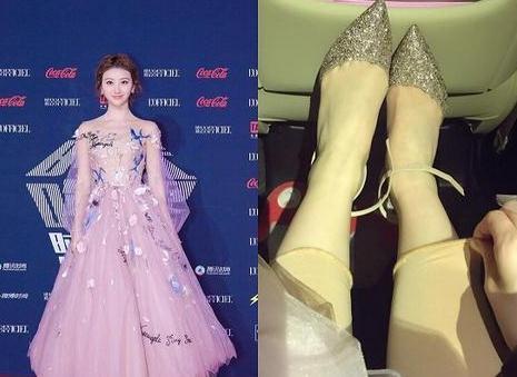 女明星為了美有多拼?43歲林心如不懼寒冬穿超短裙「腿都被凍黑紫了」,旁邊許瑋甯的做法太機智了