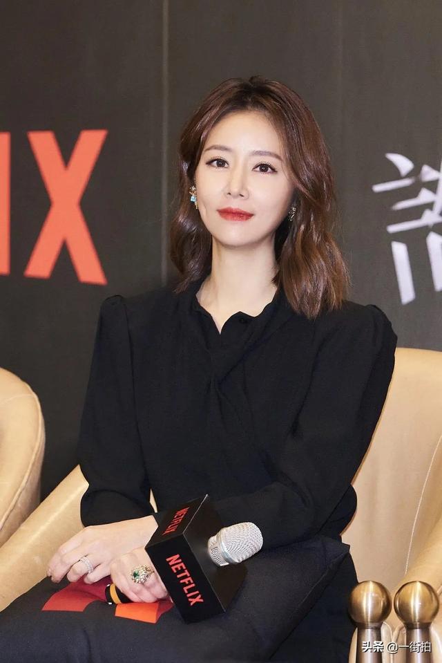 女明星為了美有多拼?43歲林心如不懼寒冬穿超短裙「腿都被凍黑紫了」,旁邊許瑋甯的做法太機智了