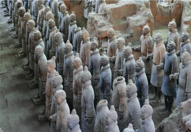 相傳兵馬俑是用「活人燒制」？一尊兵馬俑裂開後，千古謎團終於天下大白