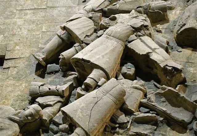 相傳兵馬俑是用「活人燒制」？一尊兵馬俑裂開後，千古謎團終於天下大白