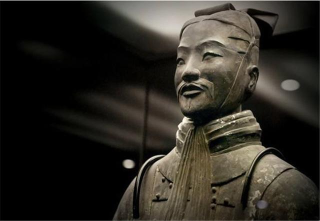 相傳兵馬俑是用「活人燒制」？一尊兵馬俑裂開後，千古謎團終於天下大白