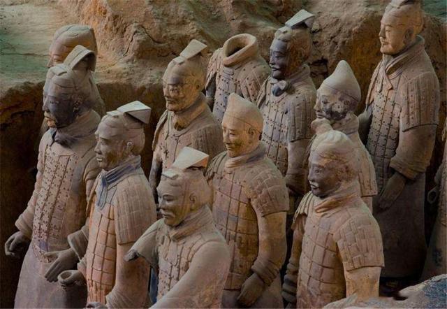 相傳兵馬俑是用「活人燒制」？一尊兵馬俑裂開後，千古謎團終於天下大白