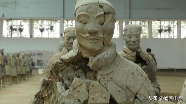 相傳兵馬俑是用「活人燒制」？一尊兵馬俑裂開後，千古謎團終於天下大白