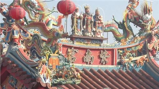 好玄！南投紫南宮「2條蛇突然竄出」工人秒愣住　想都沒想「立刻揮手弄暈」隔天下場超GG