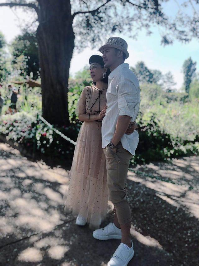 鍾麗緹一家9口聚齊超有愛!3女兒「同穿仙女裙」吸睛,爸媽公婆「首度大合照」穿搭更時髦