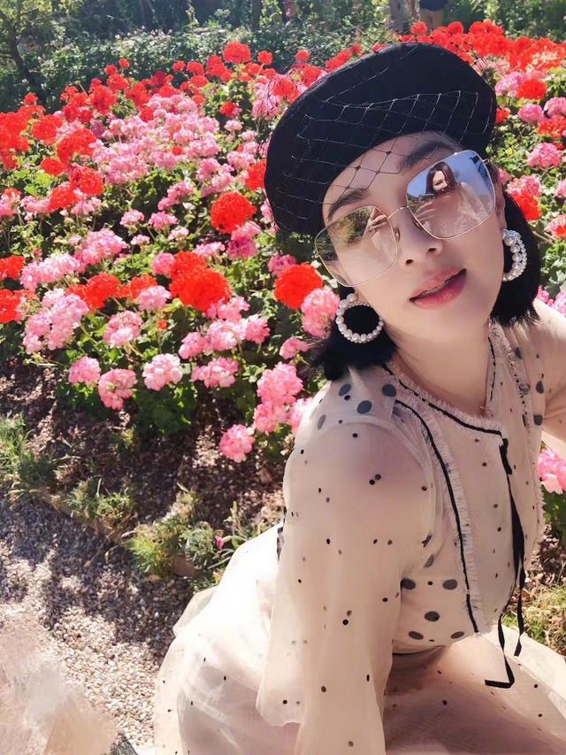 鍾麗緹一家9口聚齊超有愛!3女兒「同穿仙女裙」吸睛,爸媽公婆「首度大合照」穿搭更時髦