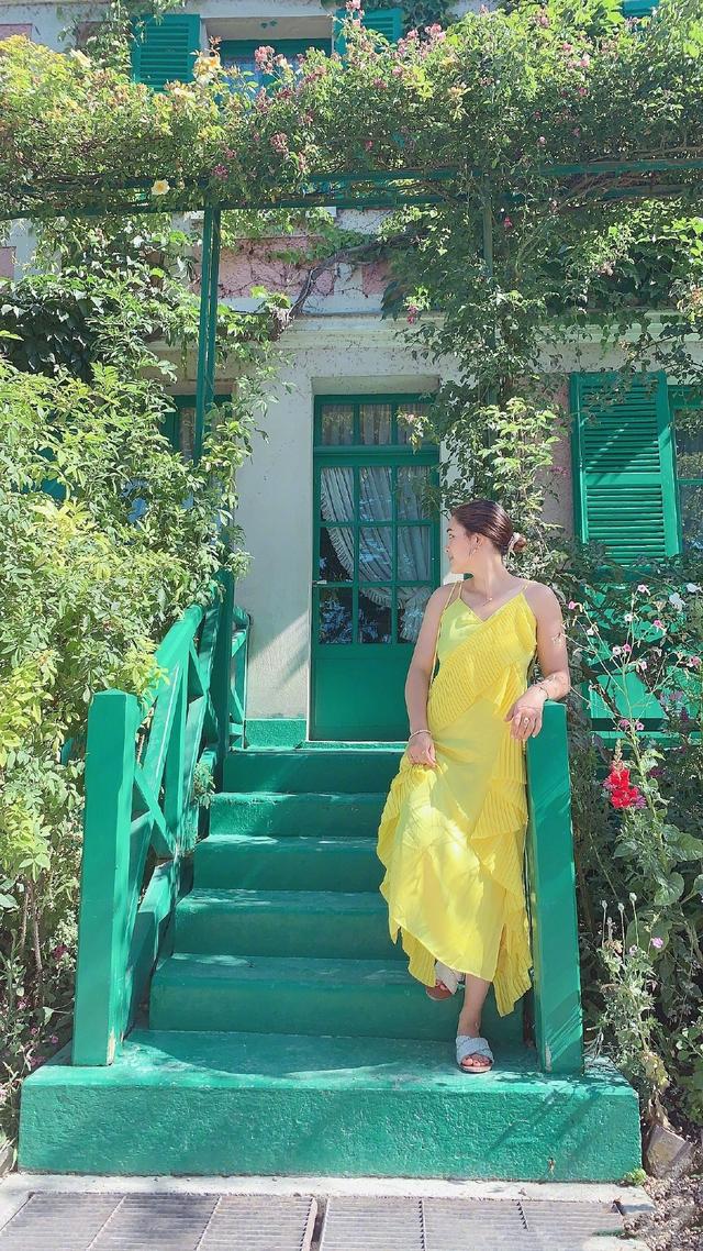 鍾麗緹一家9口聚齊超有愛!3女兒「同穿仙女裙」吸睛,爸媽公婆「首度大合照」穿搭更時髦