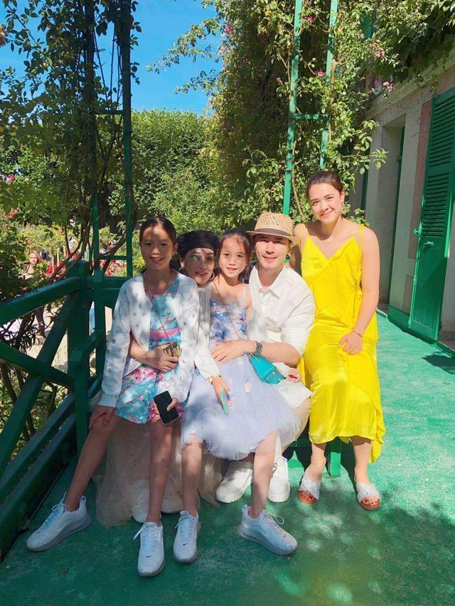 鍾麗緹一家9口聚齊超有愛!3女兒「同穿仙女裙」吸睛,爸媽公婆「首度大合照」穿搭更時髦