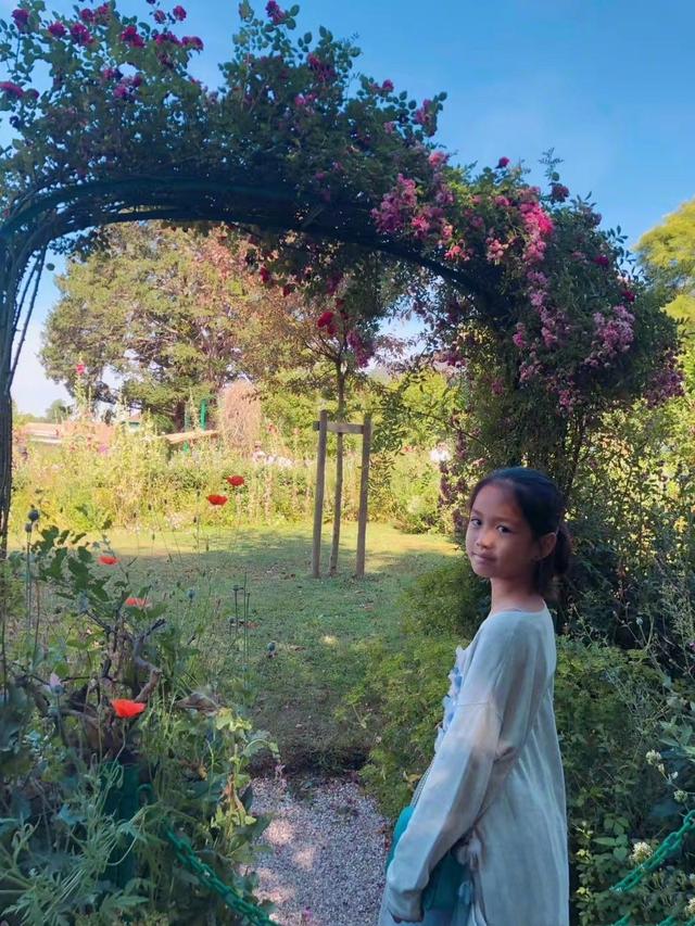 鍾麗緹一家9口聚齊超有愛!3女兒「同穿仙女裙」吸睛,爸媽公婆「首度大合照」穿搭更時髦