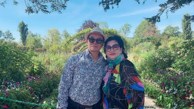 鍾麗緹一家9口聚齊超有愛!3女兒「同穿仙女裙」吸睛,爸媽公婆「首度大合照」穿搭更時髦