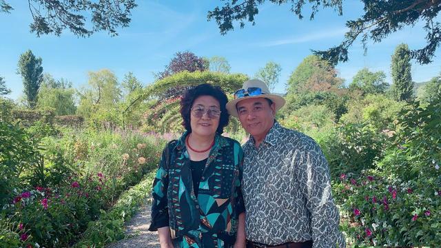 鍾麗緹一家9口聚齊超有愛!3女兒「同穿仙女裙」吸睛,爸媽公婆「首度大合照」穿搭更時髦