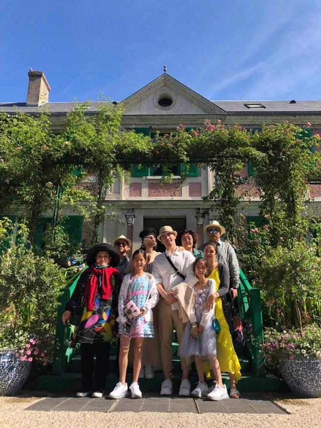 鍾麗緹一家9口聚齊超有愛!3女兒「同穿仙女裙」吸睛,爸媽公婆「首度大合照」穿搭更時髦