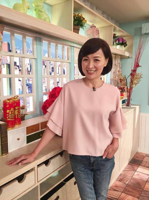 確診肺腺癌！寶媽哽咽「醫生要我別擔心」近況曝光 　聖誕節動手術「曾志偉扮聖誕老人」笑陪度難關