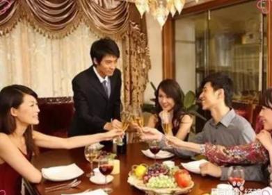 雙方父母吃飯!準婆婆笑問「三問題」,女方家長摔碗筷帶女兒走人