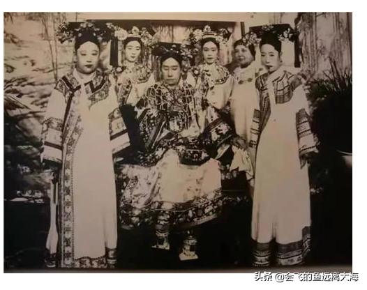 不怕跌倒嗎？清朝後宮佳麗三千「都要穿花盆底鞋」　最高達25公分「超難駕馭」專家笑虧：為了方便皇帝