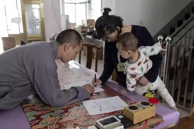 為情所困出家!「幫140位女子生娃」被罵花和尚 做22個孩子們「爸爸」全網圍觀:他才最男人