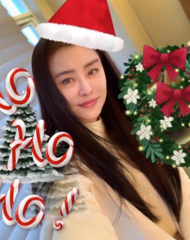 52歲王祖賢平安夜「曬素顏美照」,五官清秀膚白貌美,自嘲「步入老年」網友驚呼:超離譜