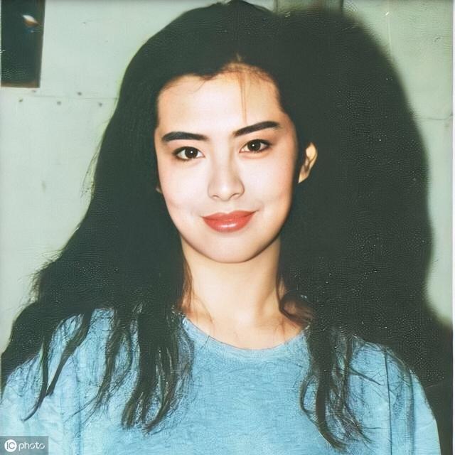 52歲王祖賢平安夜「曬素顏美照」,五官清秀膚白貌美,自嘲「步入老年」網友驚呼:超離譜