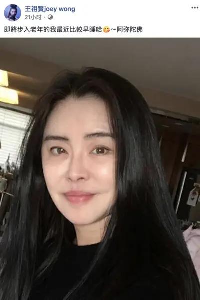 52歲王祖賢平安夜「曬素顏美照」,五官清秀膚白貌美,自嘲「步入老年」網友驚呼:超離譜