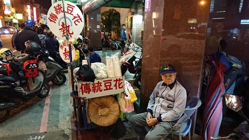 深夜苦撐擺攤！台南豆花伯「沒賣光不敢收」：好累　被起底「阿伯背景超勇」網揪團全買光