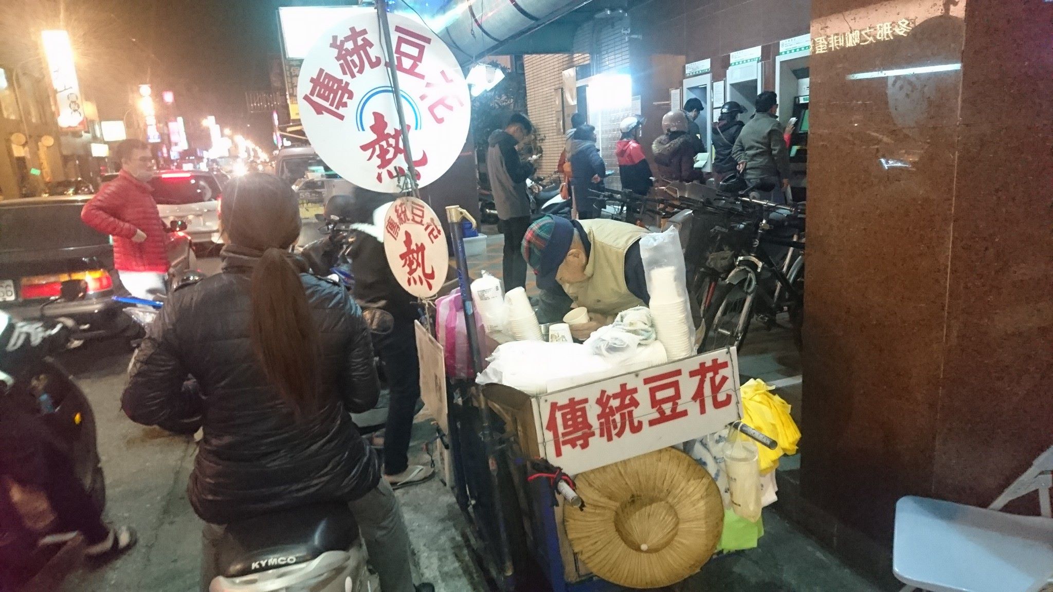 深夜苦撐擺攤！台南豆花伯「沒賣光不敢收」：好累....　被起底「阿伯背景超勇」網友揪團全買光