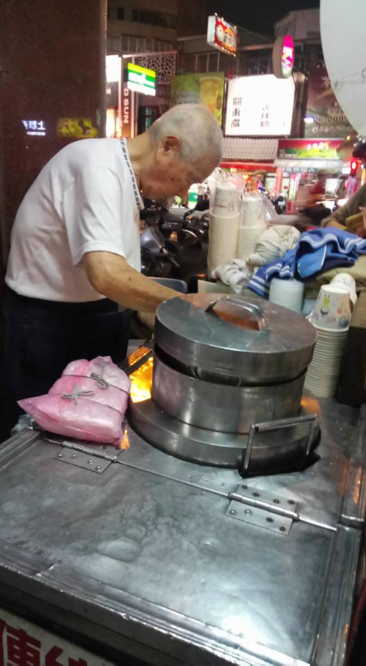 深夜苦撐擺攤！台南豆花伯「沒賣光不敢收」：好累　被起底「阿伯背景超勇」網揪團全買光