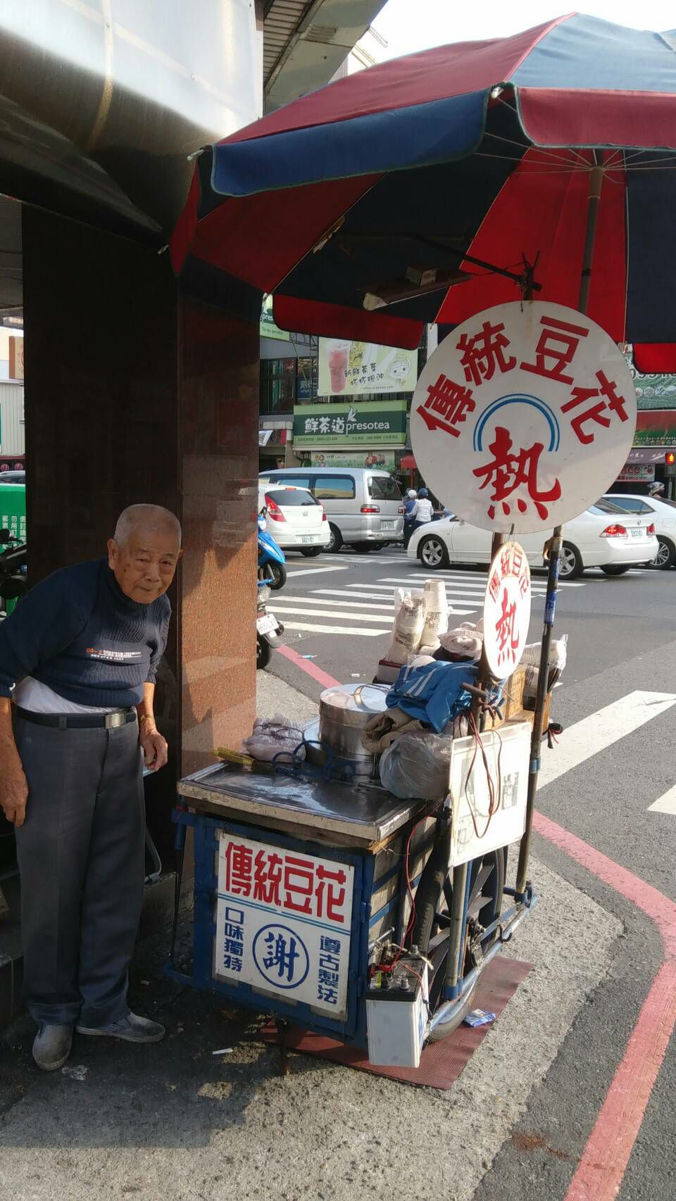 深夜苦撐擺攤！台南豆花伯「沒賣光不敢收」：好累　被起底「阿伯背景超勇」網揪團全買光