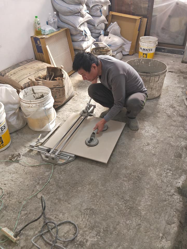 想給爸驚喜！女兒23年第一次「去爸爸工地探班」　在門口「看到爸爸蹲在地上」泛淚：難怪都不准我來