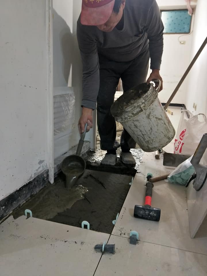想給爸驚喜！女兒23年第一次「去爸爸工地探班」　在門口「看到爸爸蹲在地上」泛淚：難怪都不准我來