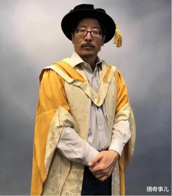 另有乾坤！他隨手畫了一幅「破手套」，賣690萬惹爭議    專家：你往破洞裡看